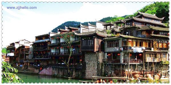 張家界、黃石寨、金鞭溪、袁家界、天子山、十里畫(huà)廊、黃龍洞、寶峰湖、天門(mén)山、鳳凰古城四日游