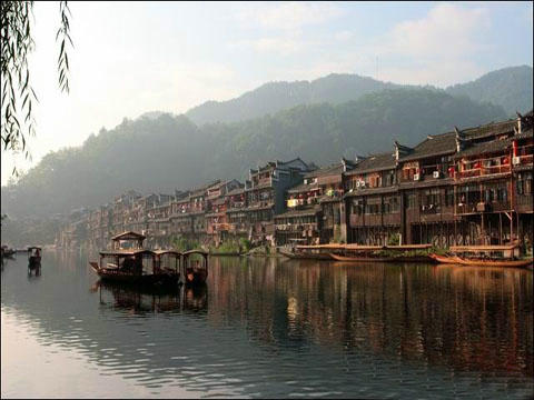 A線(xiàn)：猛洞河、芙蓉鎮(zhèn)、鳳凰、苗寨、張家界五日游